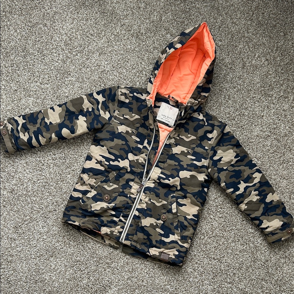 Zara Boys Camouflage Hooded Puffer Jacket with Orange Lining Size 5/6, LIKE NEW